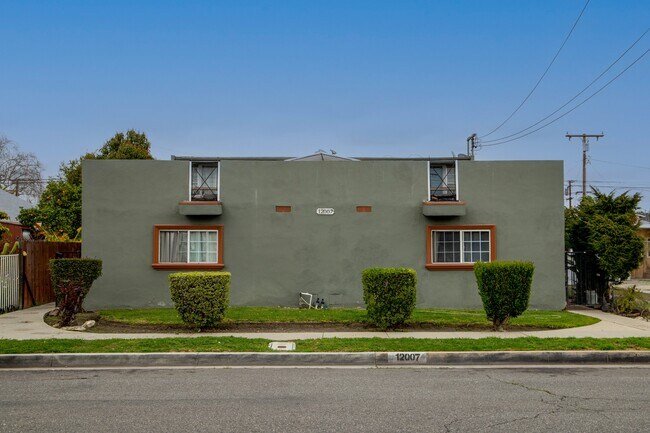 Building Photo - Clarkdale Apts