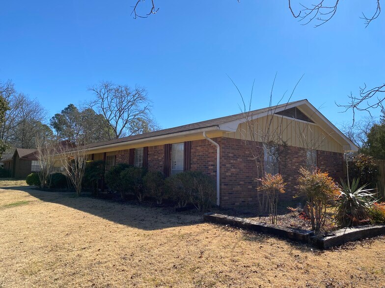 Building Photo - 205 Dogwood Dr