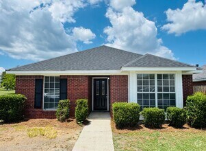 Building Photo - Charming 3-Bedroom Home on a Spacious Corn...