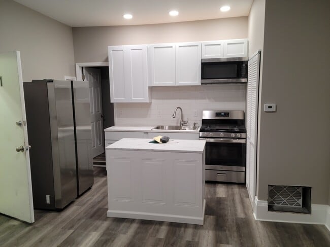 Building Photo - 2317 Main St