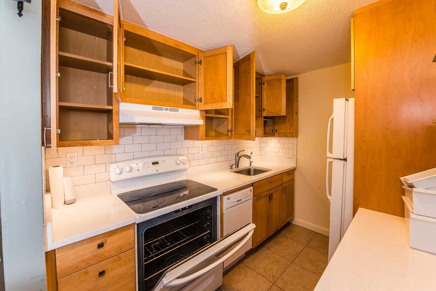 Building Photo - 172 River St