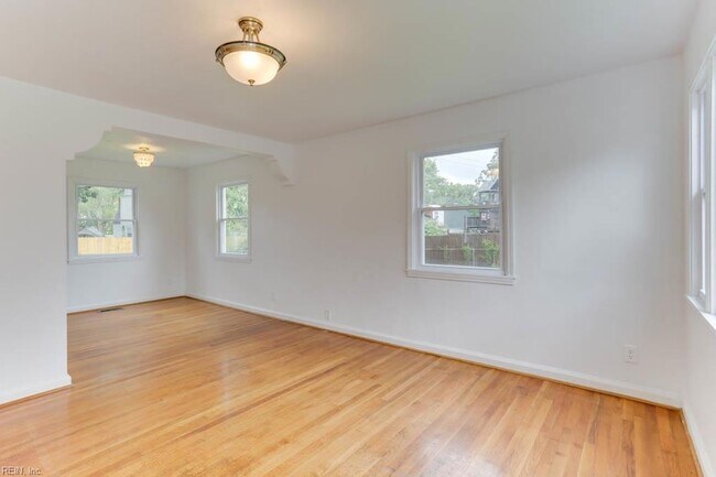 Building Photo - 7725 Fayver Ave
