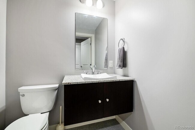 Building Photo - 2001 Lincoln St