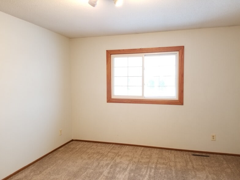 Building Photo - 220 Leighton Dr