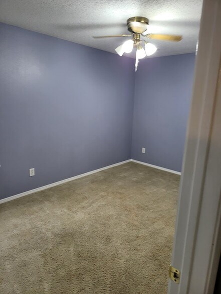 Building Photo - 616 NE Fenway Ave