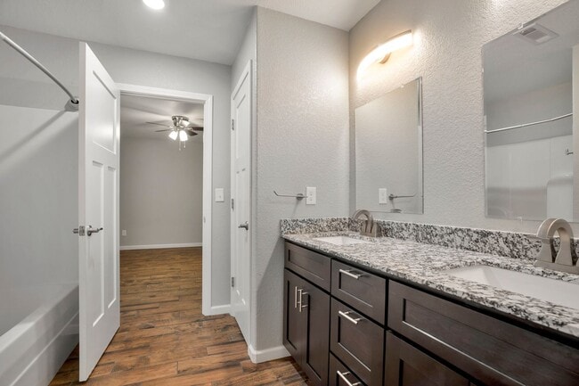 Building Photo - Like New 3-bedroom 2.5 bath Duplex in Gent...