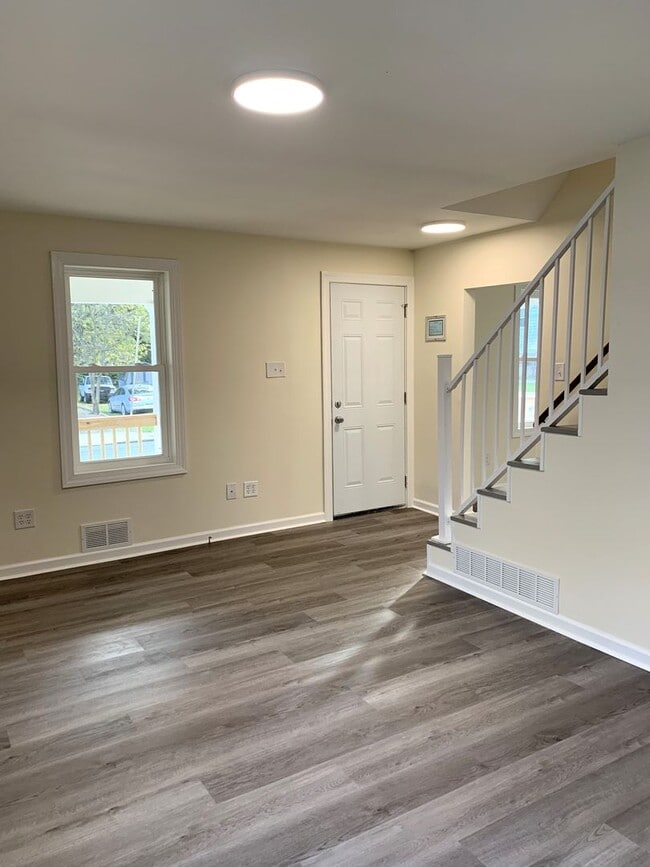 Building Photo - Newly renovated 4 bed/2.5 bath single fami...