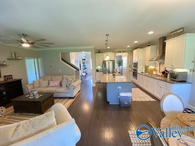 Building Photo - 2112 S Meadows Dr