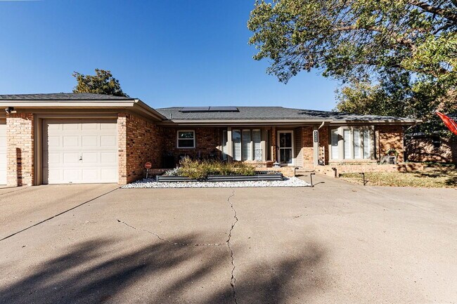 Building Photo - Discover Your Oasis: Spacious 3-Bed Lubboc...