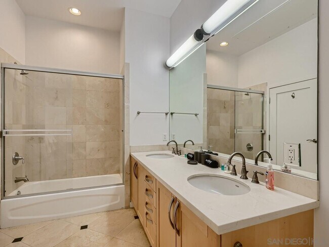 Building Photo - 5490 La Jolla Blvd