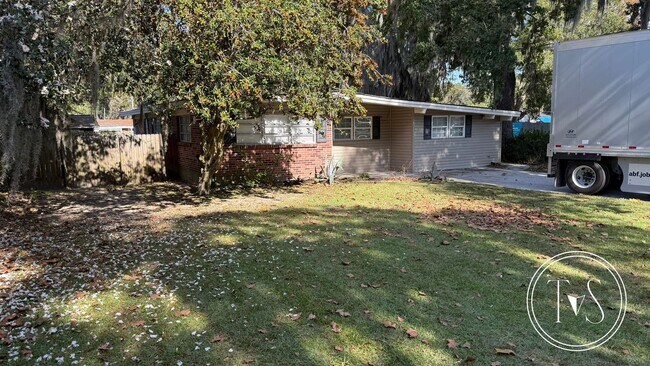 Building Photo - RATE DROP ALERT (was $2300/month)!