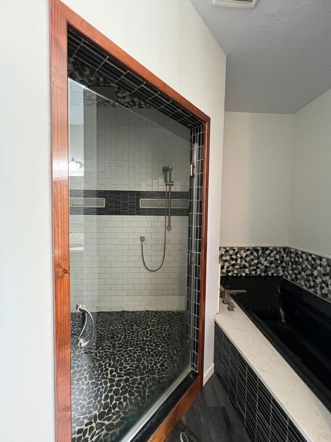 Building Photo - Beautiful Hilltop Country Home with Stunning Views