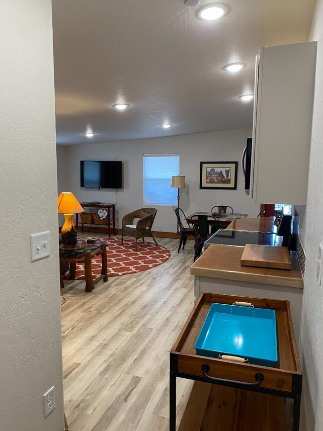 Building Photo - 444 E Montezuma Ave