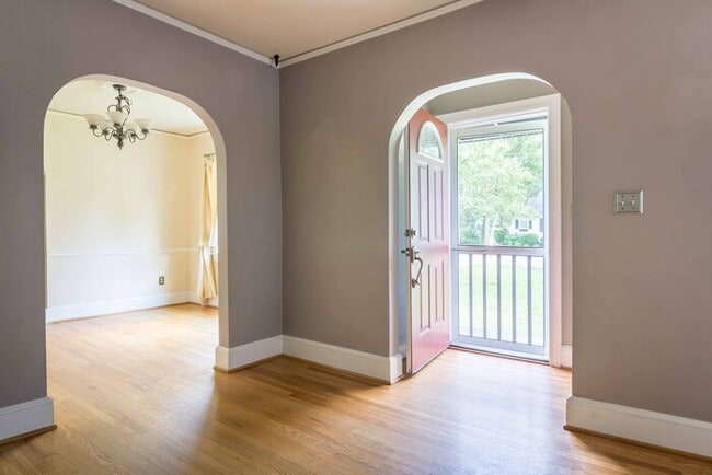 Building Photo - Gorgeous 3 Bedroom 2 Bath in Popular Parki...