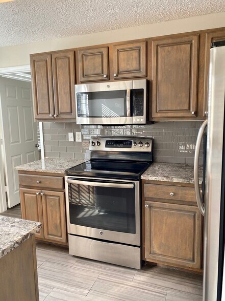 Kitchen - 5510 Bentgrass Dr