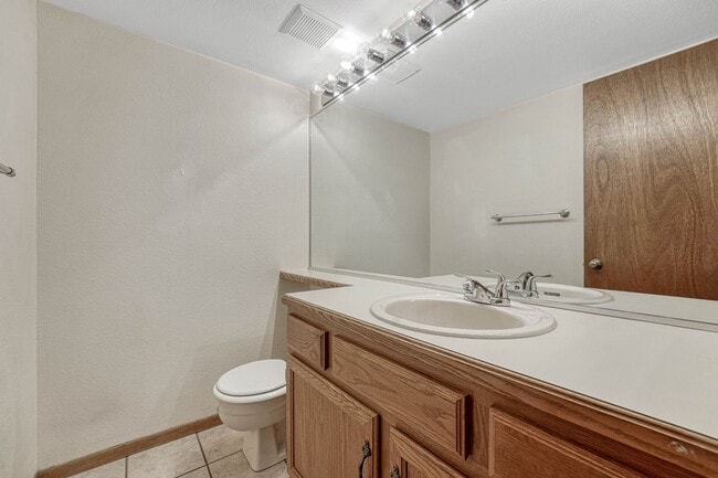 Building Photo - Move-In Ready Townhome with Garage & Great Amenities!