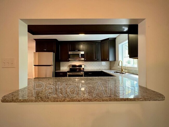 Building Photo - 126 Locust Ct