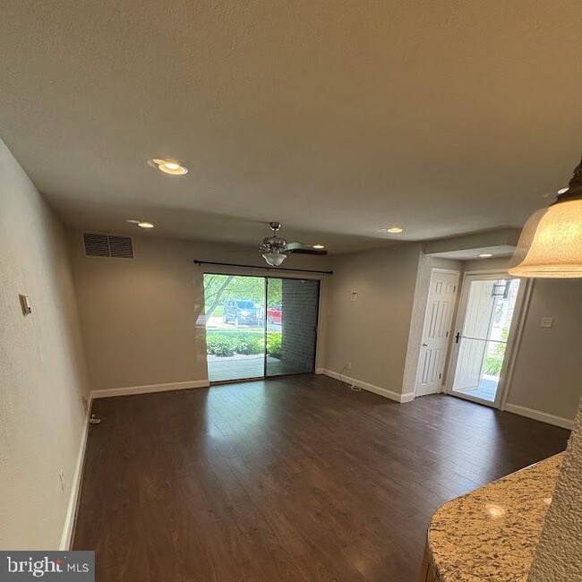 Building Photo - 1107 Raintree Ln