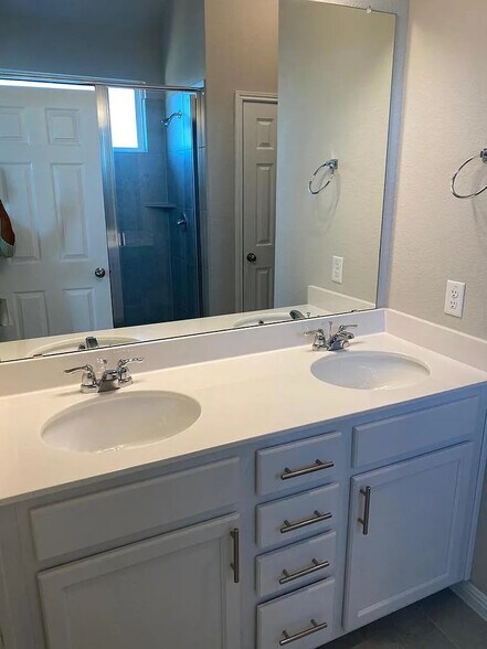 Building Photo - Room in Condo on College Park Dr