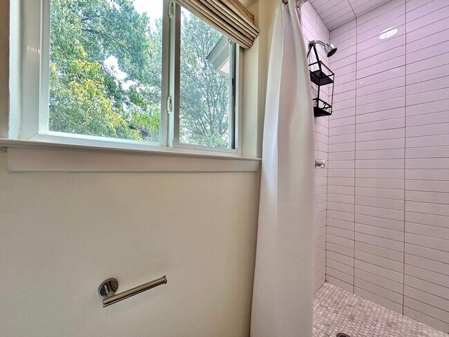 Building Photo - 4 Bed / 2 Bath Home with Covered Porch, Su...