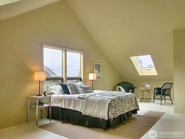 Building Photo - 807 16th Ave