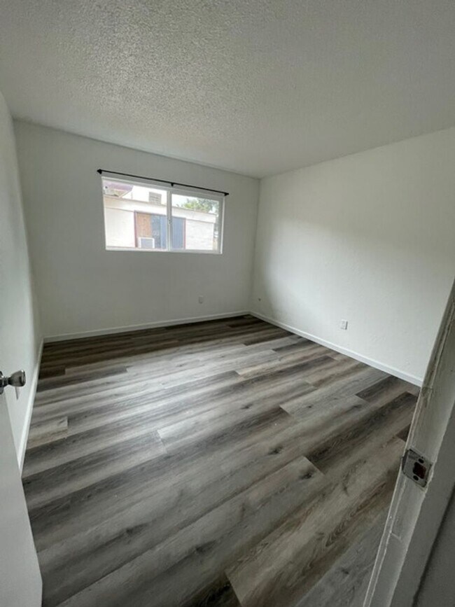 Building Photo - 2-Bedroom, 1-Bath Duet in Union City