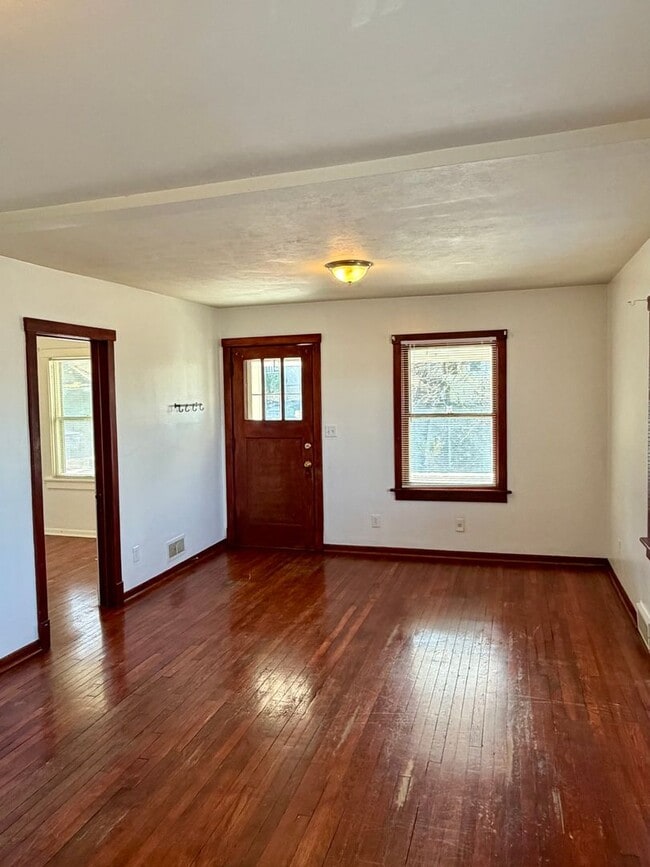 Building Photo - Spacious 3 bed/1.5 Bedroom House Close to Blackstone and Major Universities