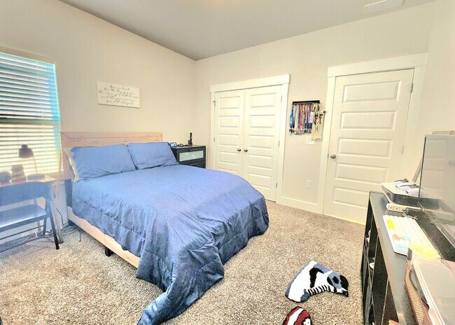 Building Photo - Stunning 4-Bed, 3-Bath Beauty, 2,117 sq. ft. of Pure Comfort and Style!