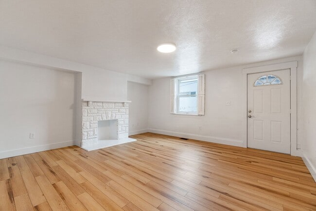 Building Photo - Luxury 3 bed 2 bath, large courtyard, amazing south side flats location!