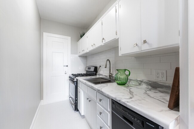 Building Photo - 2000 N Lincoln Park W