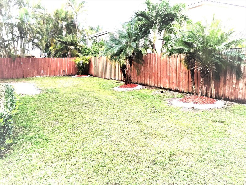 Building Photo - 14300 SW 159th Pl