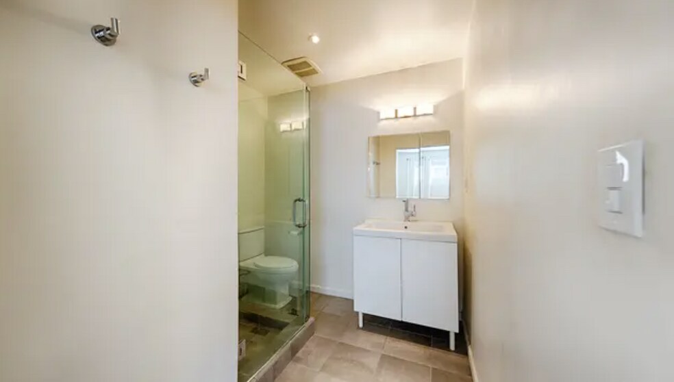 Building Photo - 11634 Gorham Ave