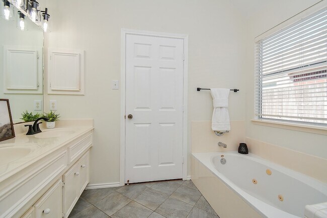 Building Photo - 3815 Summerfield Dr