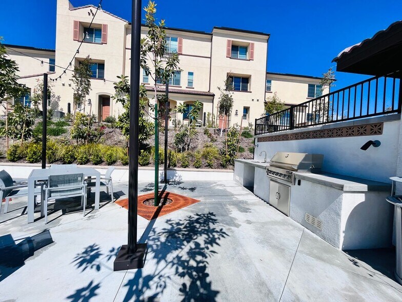 Building Photo - 2031 Divine Arroyo