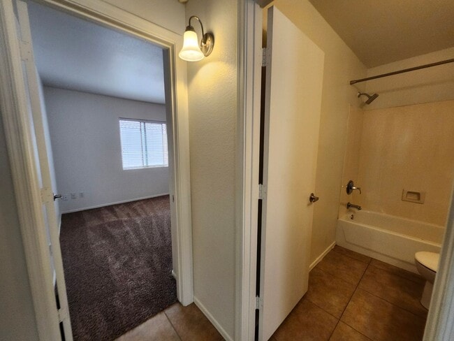 Building Photo - Beautiful Mountain Views! 3bedrom 2 bath