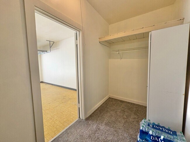 Building Photo - Spacious 3-Bed, 2-Bath Home with Large Sho...