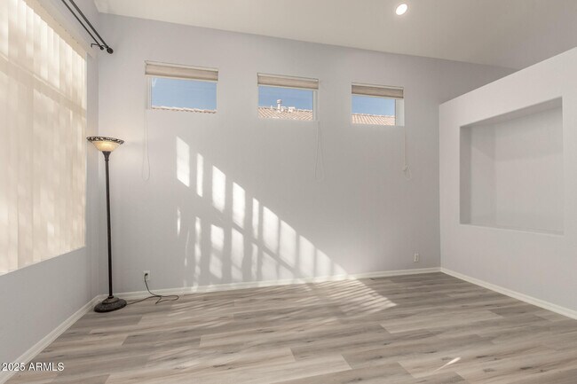 Building Photo - 1526 E Charleston Ave