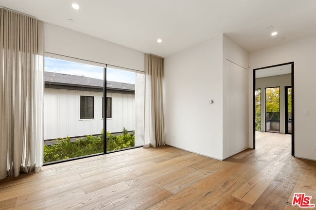 Building Photo - 738 N Harper Ave