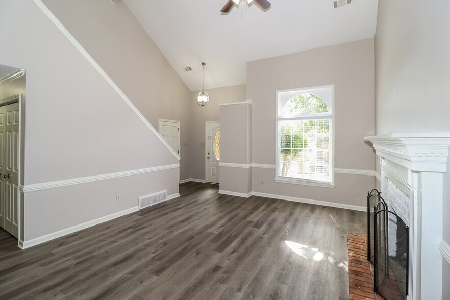 Building Photo - 2418 Lake Edge Dr