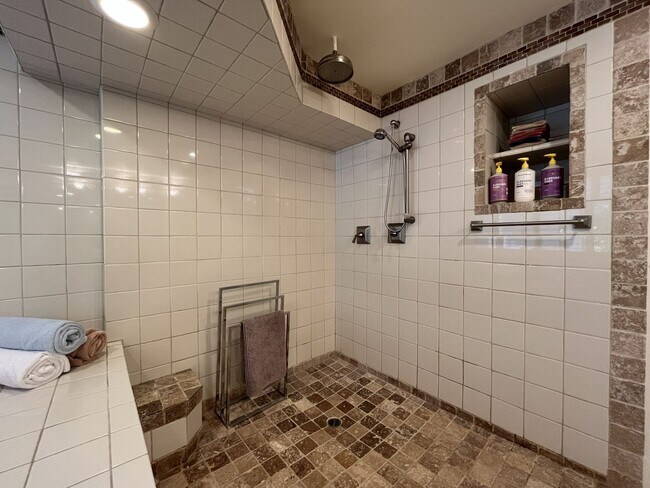 Building Photo - Spacious 1 Bedroom ADU Steps to OHSU with Soaking Tub, Rain Shower, and Treeline Views