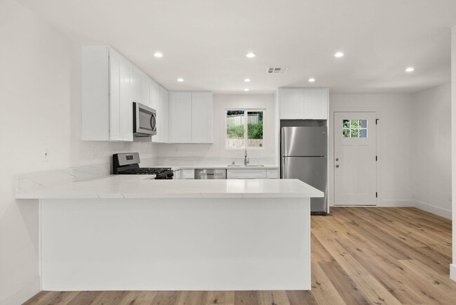 Building Photo - 2718 Oceanside Blvd