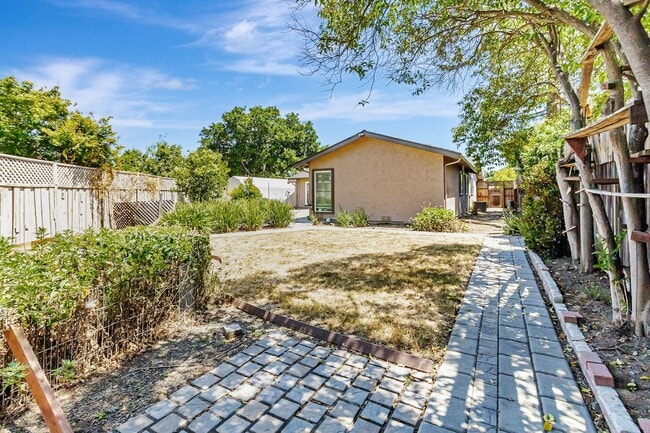 Building Photo - 13431 Holiday Ct