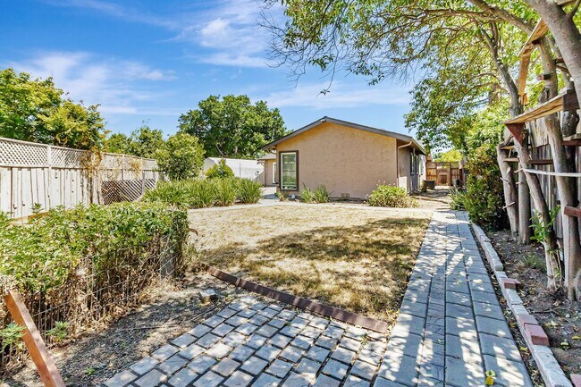 Building Photo - Saratoga Gem - 4BR Home Open Floor Plan & ...