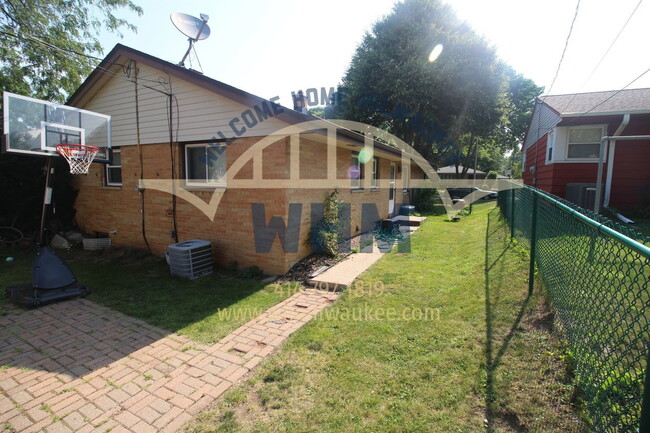 Building Photo - 4133 N 99th St