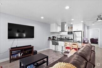 Building Photo - 1 Bed/1 Bath + 2 Parking Spaces and Walkin...