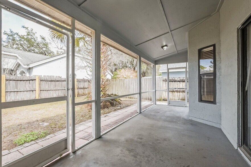 Building Photo - 1501 Woodfield Oaks Dr