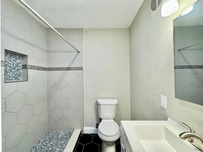 Building Photo - 1601 E Maple Ave