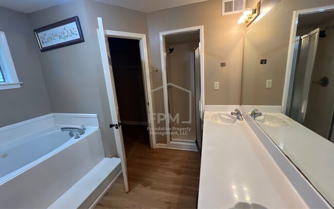 Building Photo - 1095 Carriage Dr S