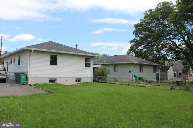 Building Photo - 6215 Auth Rd