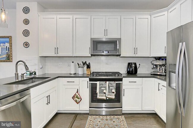 Building Photo - 1915 Main Line Blvd